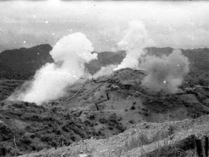 Ngày 13/3/1954, ngày mở đầu chiến dịch Điện Biên Phủ, đạn pháo của ta đã bắn trúng nhiều vị trí của địch trên đồi Him Lam, Độc Lập, Bản Kéo. (Ảnh tư liệu: TTXVN)